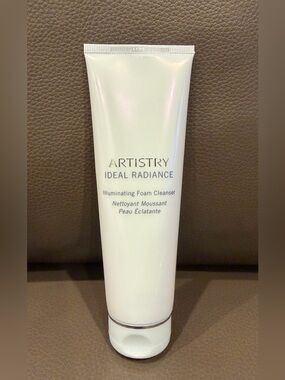 ARTISTRY  Illuminating Foam Cleanser